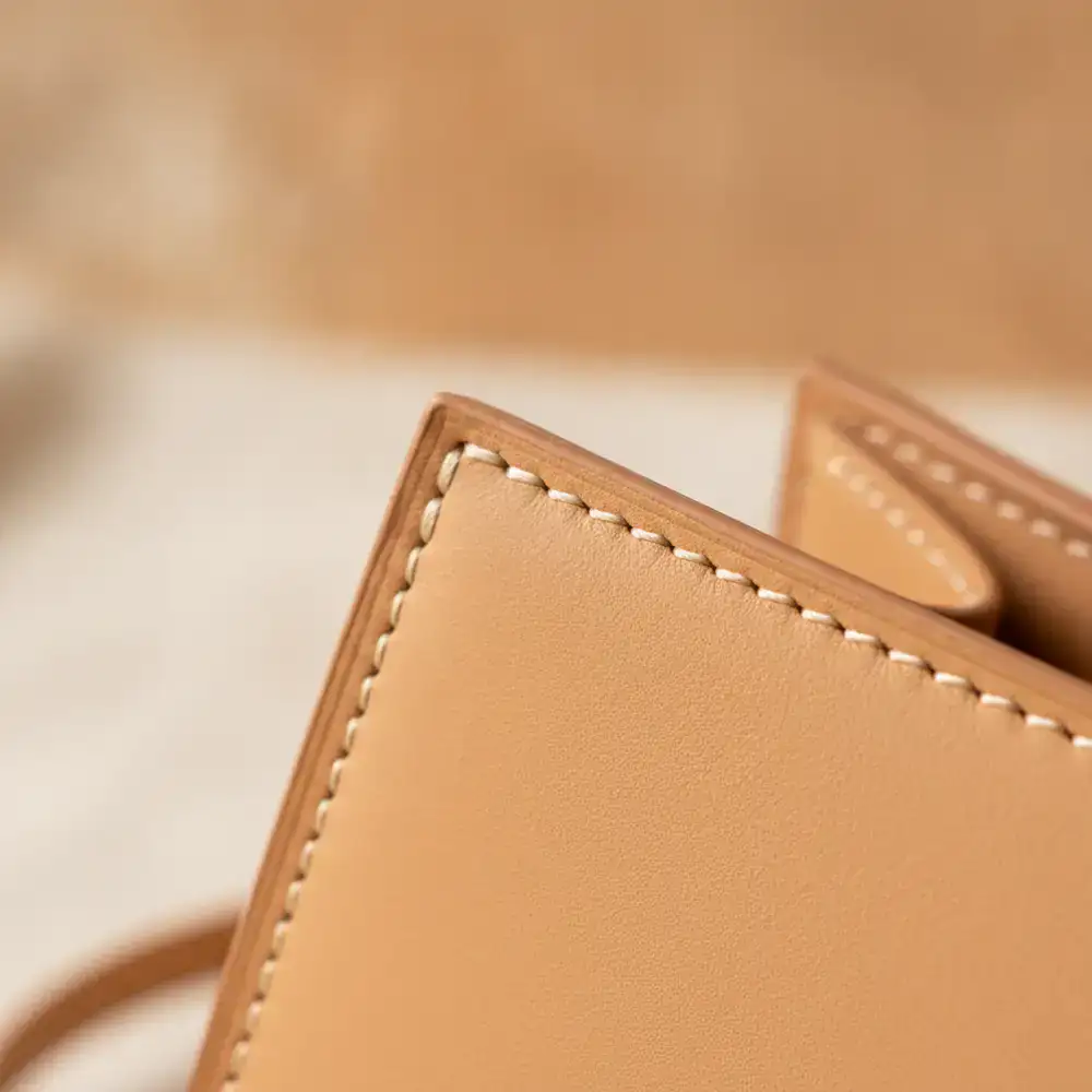 Detailansicht feiner Nähte einer Klavixor Handtasche